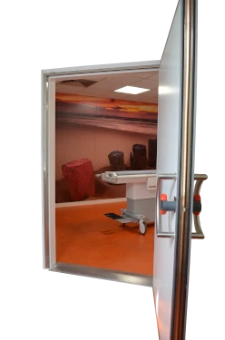 Via de MRI deur is een kijkje te nemen in de afgewerkte MRI kooi van Faraday/ MRI kamer. Het systeem plafond is voorzien van LED verlichting.