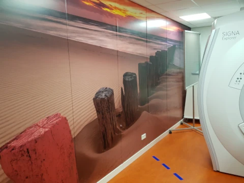 Interieur MRI kamer met wandfoto, systeemplafond en LED verlichting. Volledig afgewerkte kooi van Faraday.