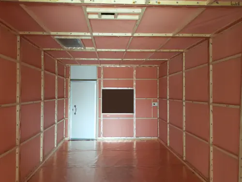 Deze basis MRI kooi laat de basic opbouw zien. Goed zichtbaar zijn de MRI deur en het MRI raam. Deze kamer wordt nog afgewerkt met isolatie, een interieur, en zal volledig getest worden (RF-test). Uiteraard zal ook de MRI worden geintegreerd.